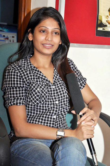 vijayalakshmi in jeans unseen pics